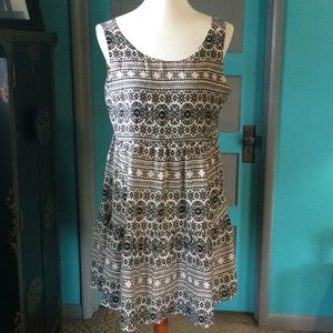 ❤️ Beautiful black and white patterned dress.